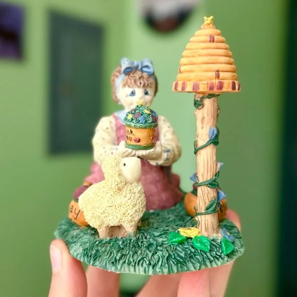 Cottagecore Garden Lovers Honey & Bees Farmhouse Vintage Figurine Art - Picture 3 of 9